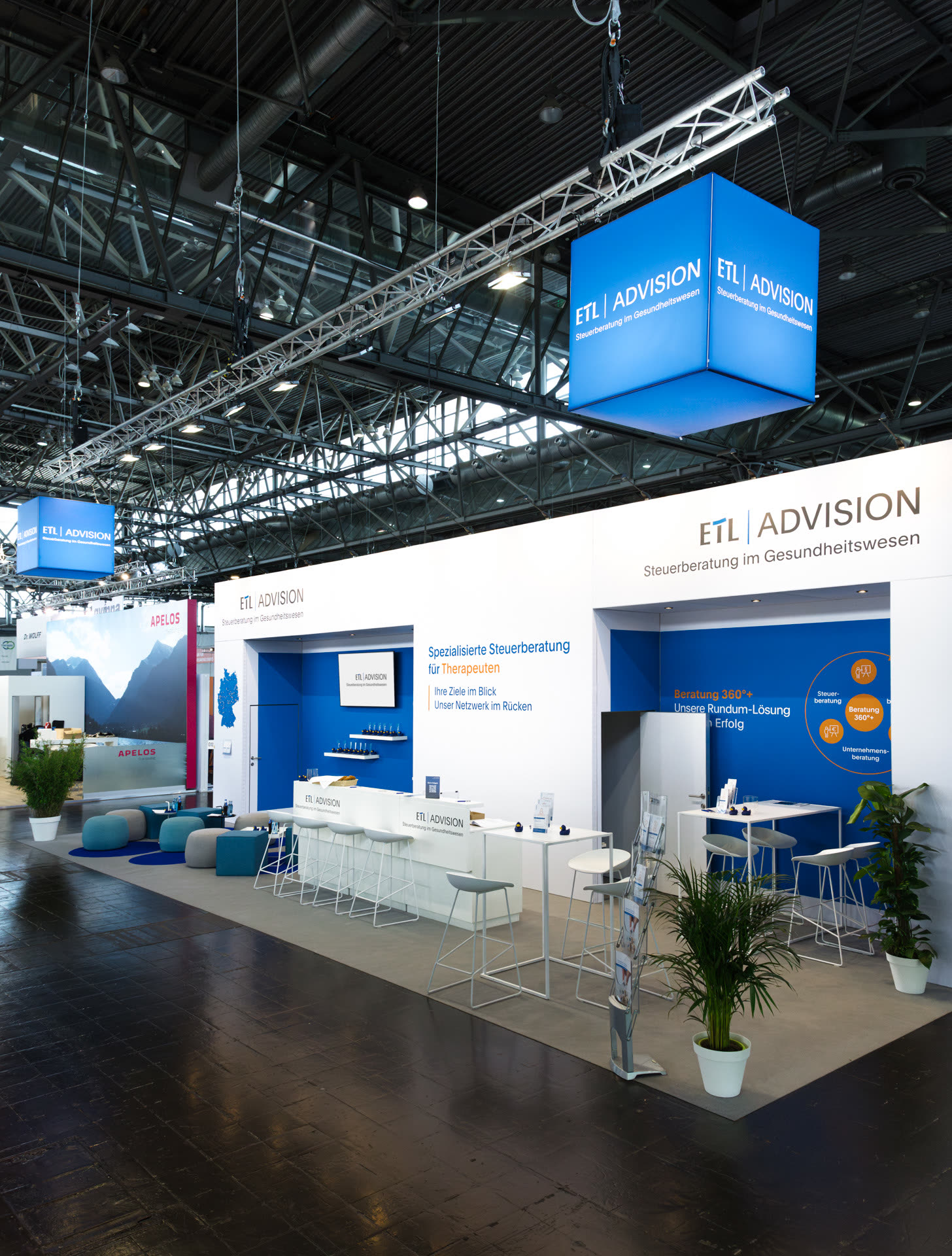Messestand ETL Advision, Detail der Lounge mit blauen Sitzmöbeln