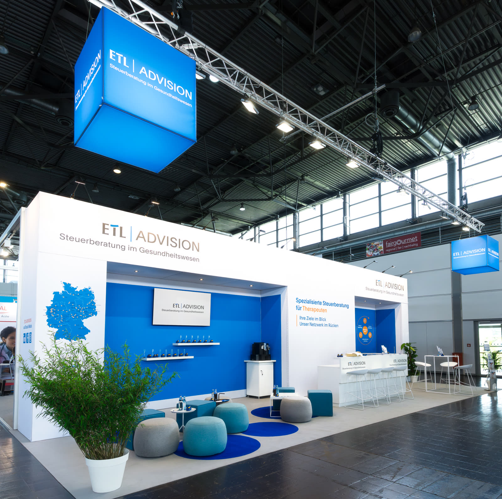 Messestand ETL Advision, Grafikwand mit Deutschlandkarte und Kaffeestation