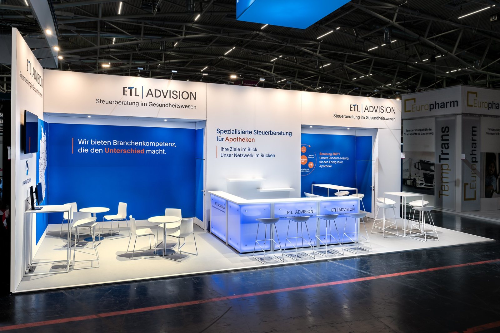 Der fertige Messestand von ETL Advision auf der expopharm 2026 in München, gebaut von Marten Messe Management